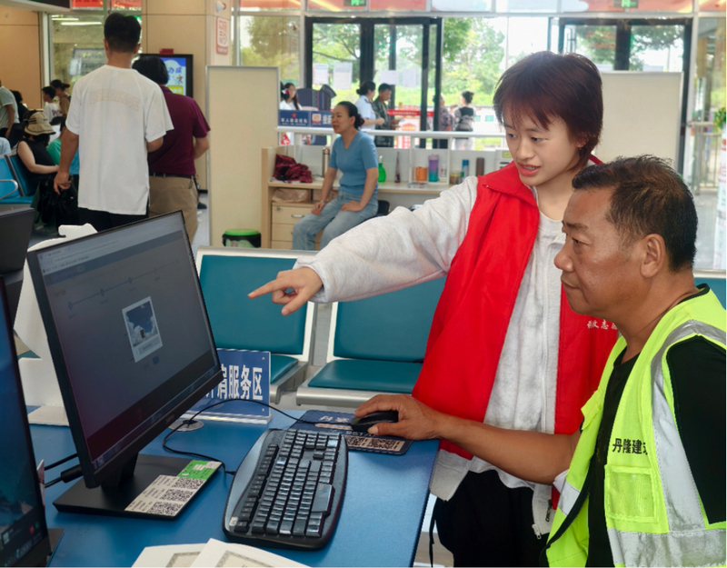 志愿服務添助力 辦稅服務更暖心。