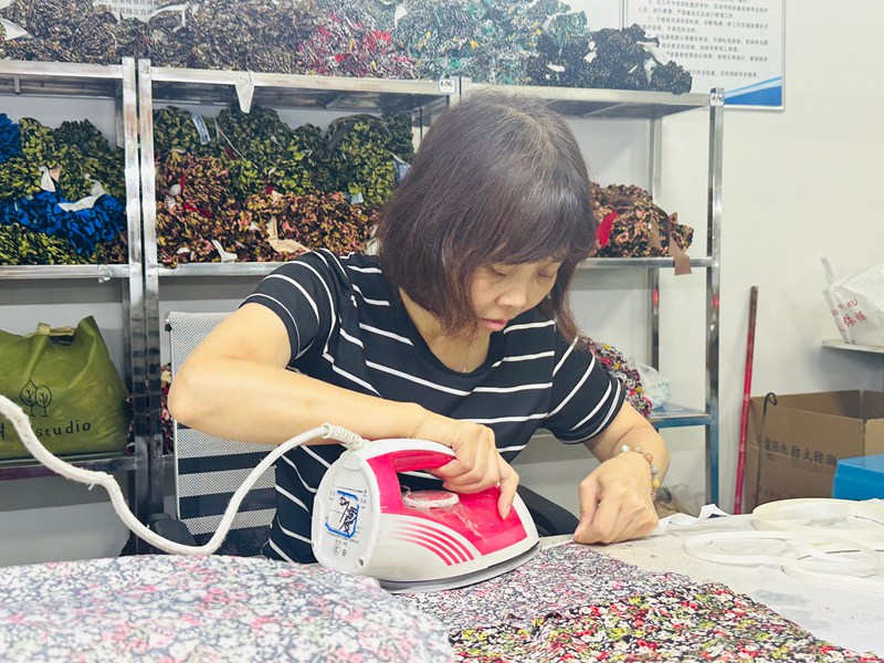  工人正在加緊生產。周婕攝