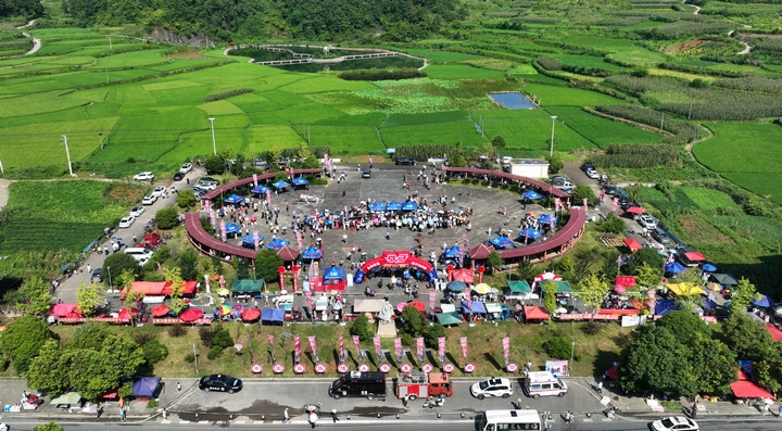 7月30日，游客在松桃苗族自治縣長(zhǎng)興堡鎮(zhèn)參加“六月六”活動(dòng)。