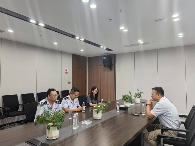 福泉市稅務局工作人員到企業宣講稅收政策適用注意事項。楊媛攝