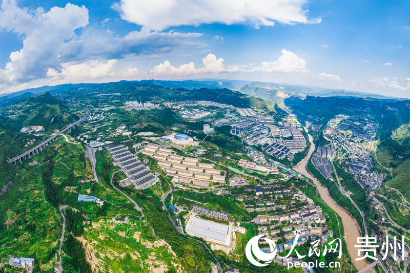 蜿蜒的赤水河穿過習(xí)酒鎮(zhèn)中心。人民網(wǎng)記者 涂敏攝