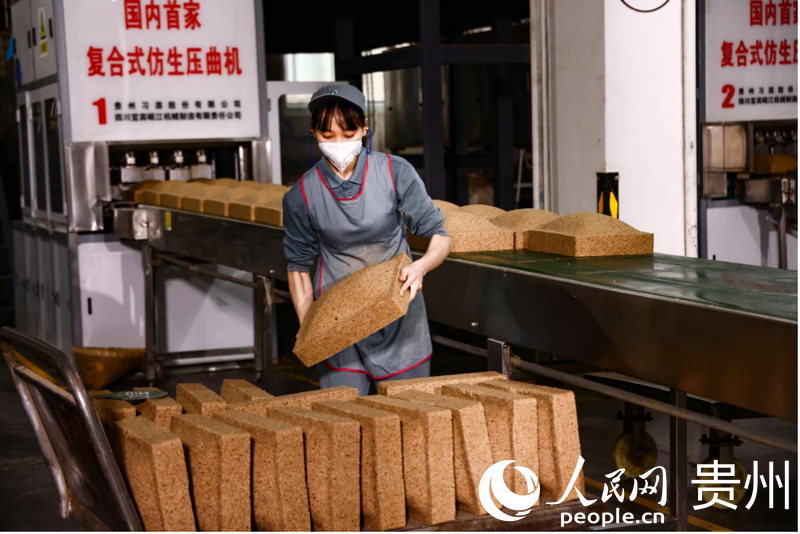 車間內(nèi)工人正忙著制曲。人民網(wǎng)記者 涂敏攝