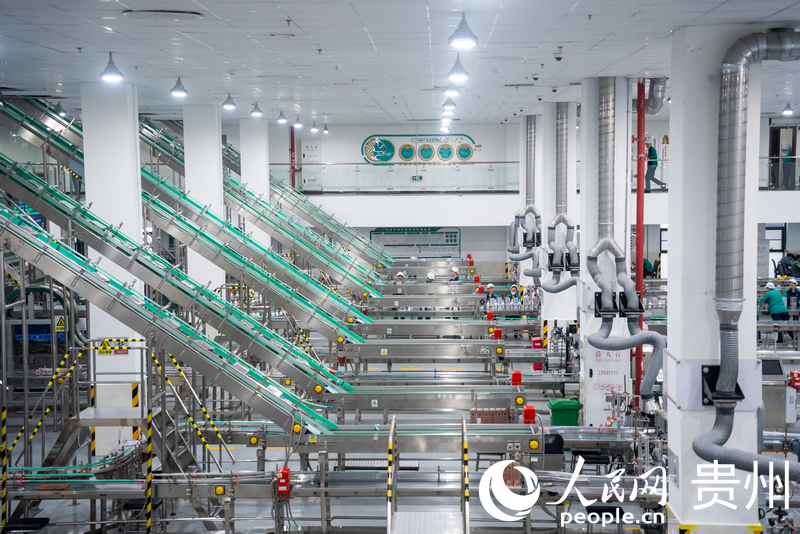 智能包裝生產(chǎn)車間流水線。人民網(wǎng)記者 涂敏攝