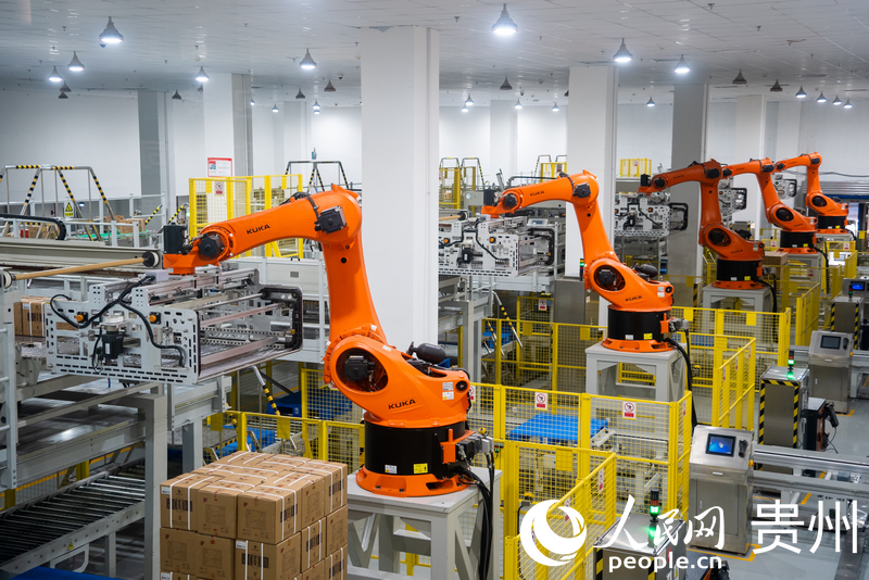 智能機(jī)器臂負(fù)責(zé)搬運(yùn)。人民網(wǎng)記者 涂敏攝