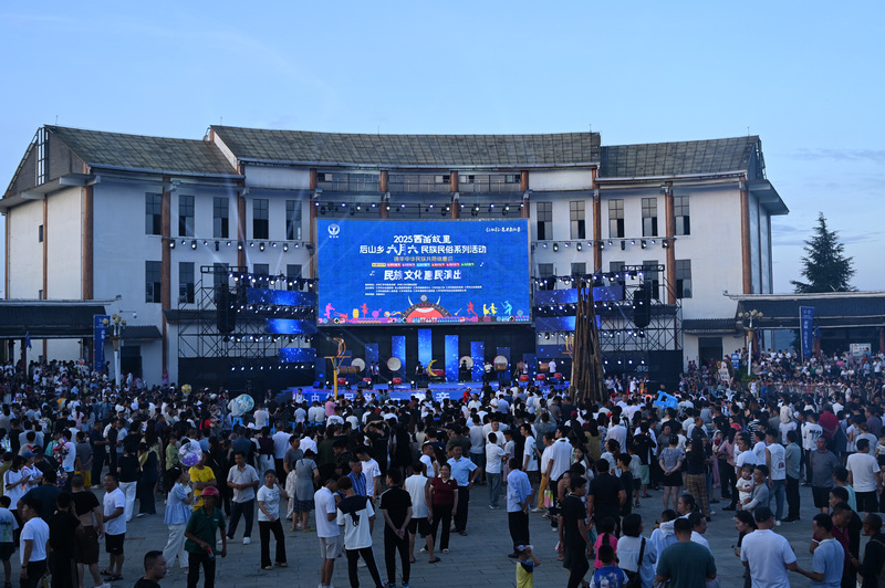 在后山鄉蘆笙民族文化廣場，開幕式現場人生鼎沸、熱鬧非凡。