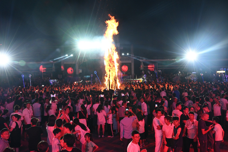 篝火晚會萬人圍著篝火共舞。