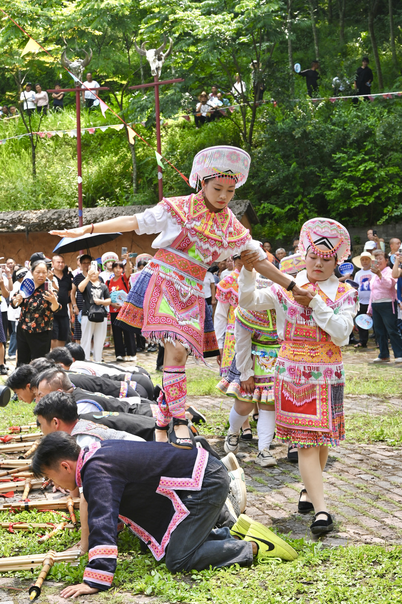 仁懷市2025西苗故里?后山鄉“六月六”民族民俗系列活動情景舞蹈《苗族大遷徙》。