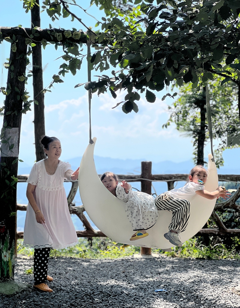 游客在云上星空露營基地帶著孩子玩耍。王燁攝