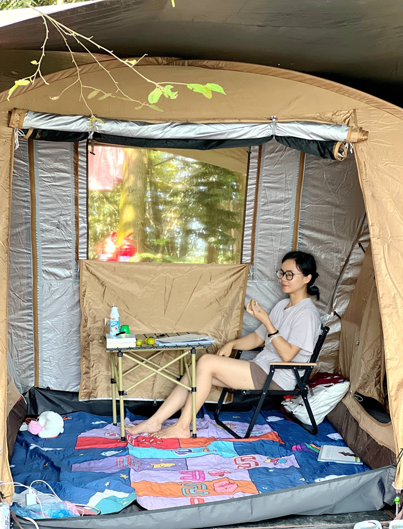 游客在云上星空露營基地休閑放松。王燁攝