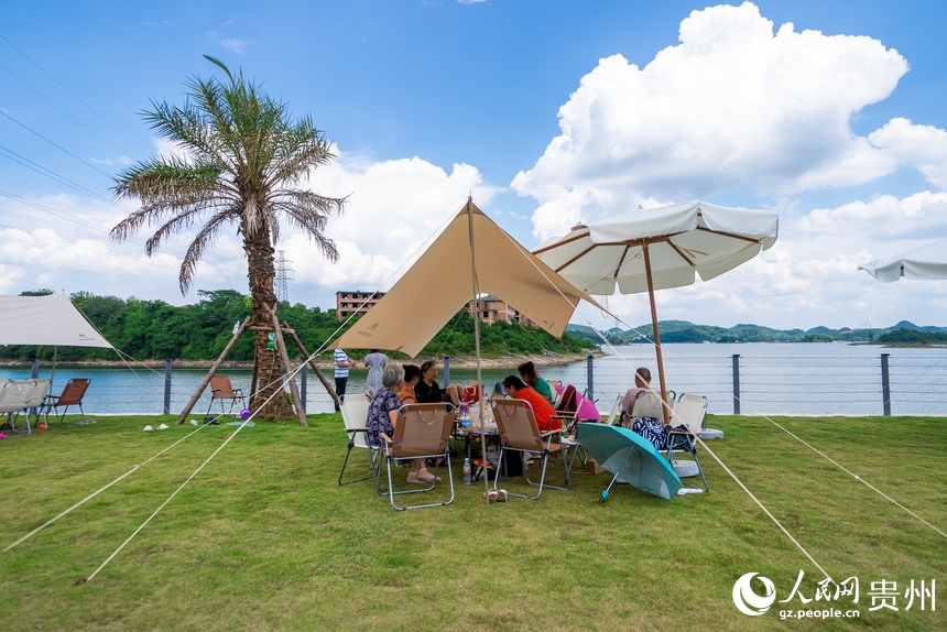 游客在湖邊享受夏日時光。人民網記者 涂敏攝