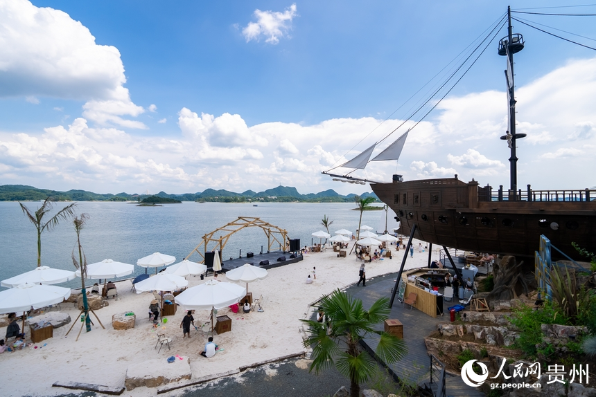 紅楓湖邊的露營基地。人民網(wǎng)記者 涂敏攝