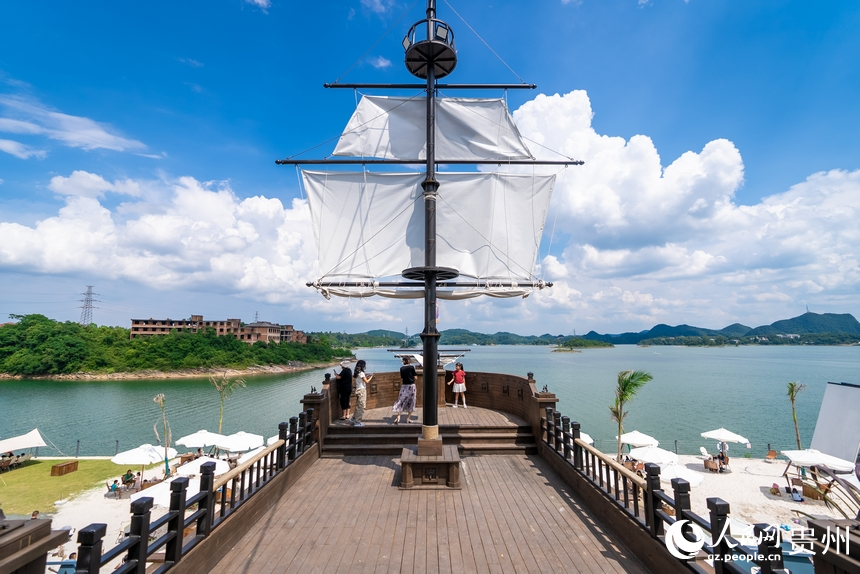 游客在湖邊的打卡點打卡拍照。人民網記者 涂敏攝