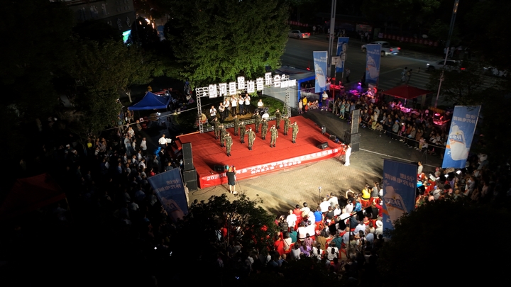 劍河縣“六月六”仰阿莎文化藝術節路邊音樂會活動現場。彭開燚攝