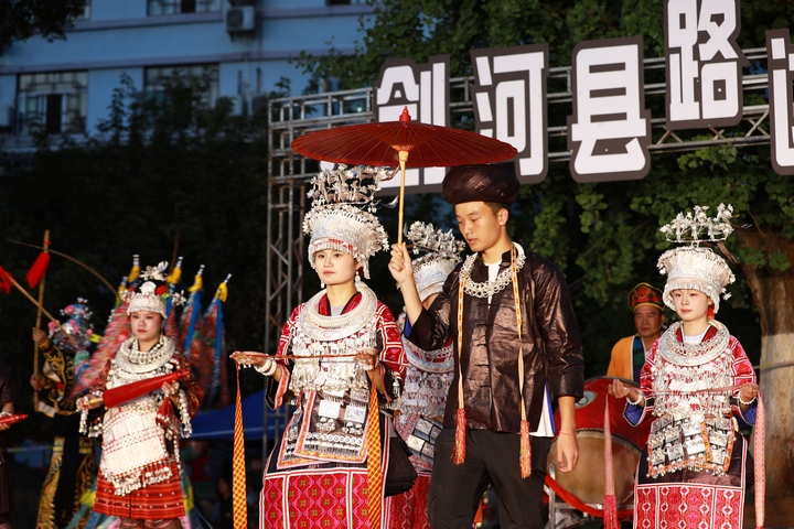 劍河縣“六月六”仰阿莎文化藝術節路邊音樂會活動現場。張美攝