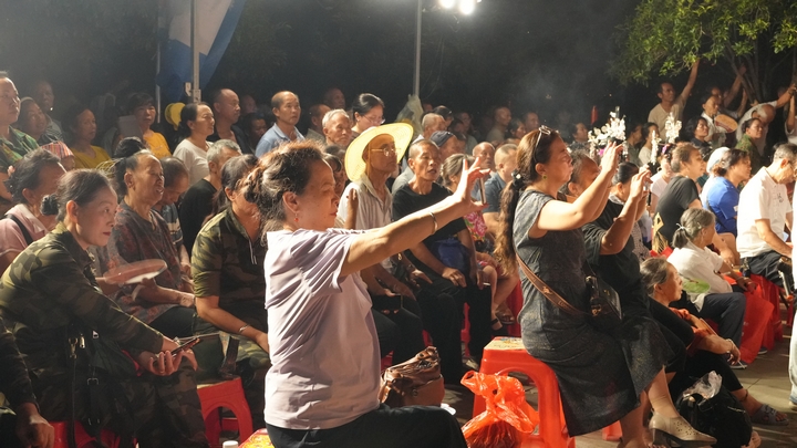 劍河縣“六月六”仰阿莎文化藝術節路邊音樂會活動現場。彭開燚攝