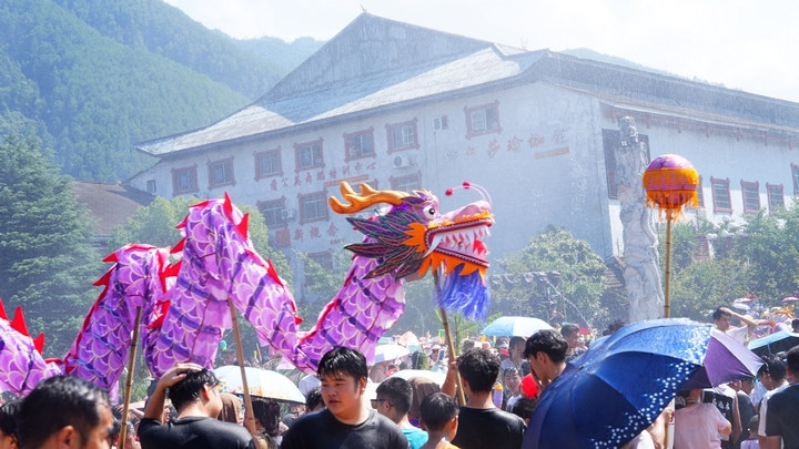 21-劍河縣2025年“六月六”仰阿莎文化節(jié)水龍狂歡活動的蹦水迪現(xiàn)場。姜澤光攝