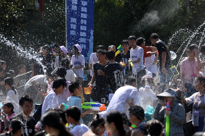 21-劍河縣2025年“六月六”仰阿莎文化節(jié)水龍狂歡活動的蹦水迪現(xiàn)場。楊家孟攝