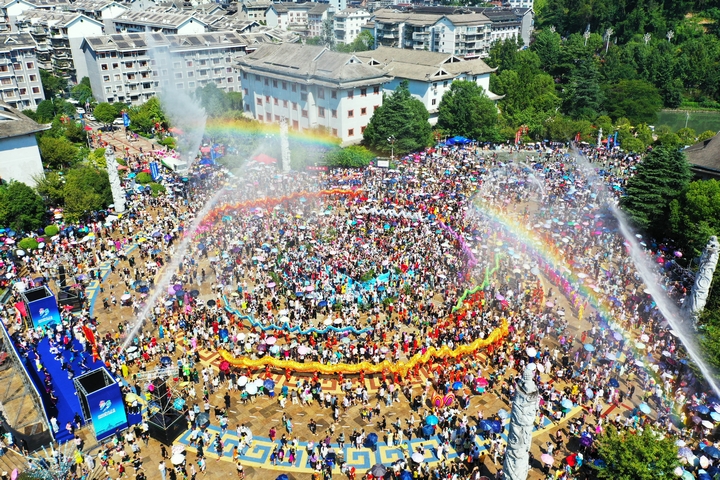 30-劍河縣2025年“六月六”仰阿莎文化節(jié)水龍狂歡活動現(xiàn)場航拍圖。潘文攝