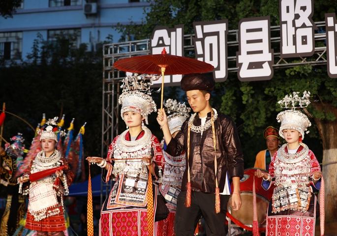 劍河縣文聯(lián)音樂(lè)家協(xié)會(huì)以“六月六”民俗節(jié)日為契機(jī)，舉辦了一場(chǎng)別開(kāi)生面的路邊音樂(lè)展演活動(dòng)……【詳細(xì)】