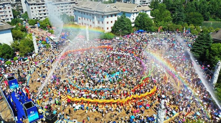 劍河：縱情水龍狂歡 暢嗨夏日水迪 全城陷入“水”與“歡”&nbsp&nbsp黔東南州劍河縣城的街頭早已被涌動(dòng)的人潮填滿，當(dāng)?shù)厝罕娕c遠(yuǎn)道而來(lái)的游客齊聚一堂，歡聲笑語(yǔ)裹挾著飛濺的水花……【詳細(xì)】