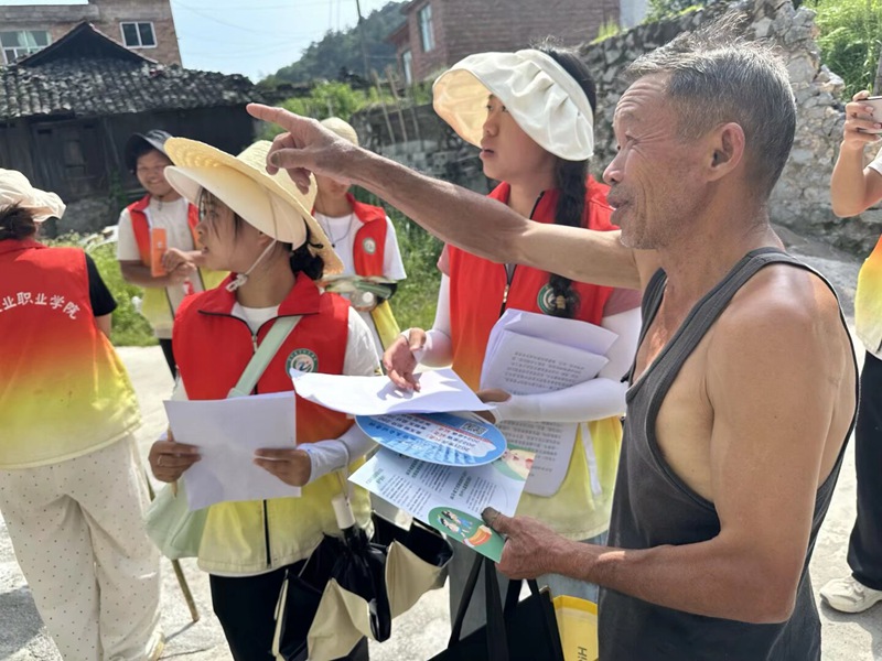 圖為老爺爺向志愿者展示他采的野生菌。