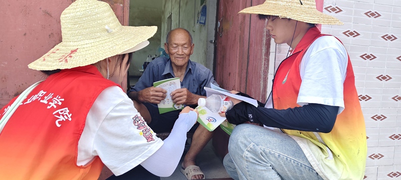 圖為志愿者在解答常爺爺說的宣講的問題。