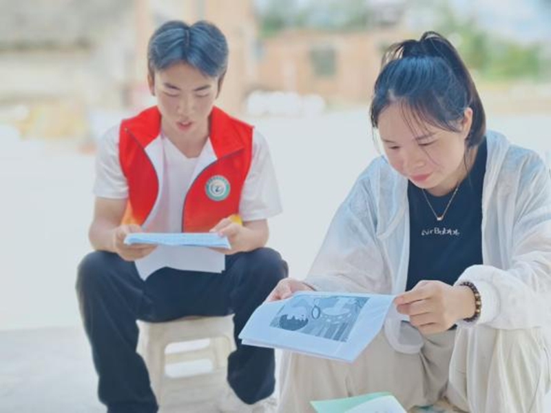 圖為志愿者在為群眾宣講活動內(nèi)容。