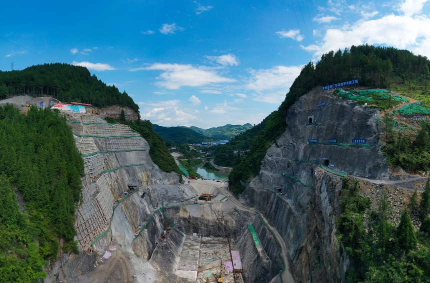 7月28日，貴州省銅仁市思南縣花灘子水庫樞紐工程在進(jìn)行大壩墊層澆筑準(zhǔn)備。