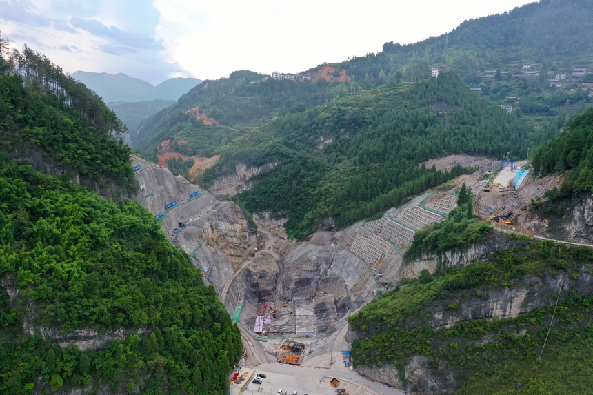 7月28日，貴州省銅仁市思南縣花灘子水庫樞紐工程在進行大壩墊層澆筑準備。