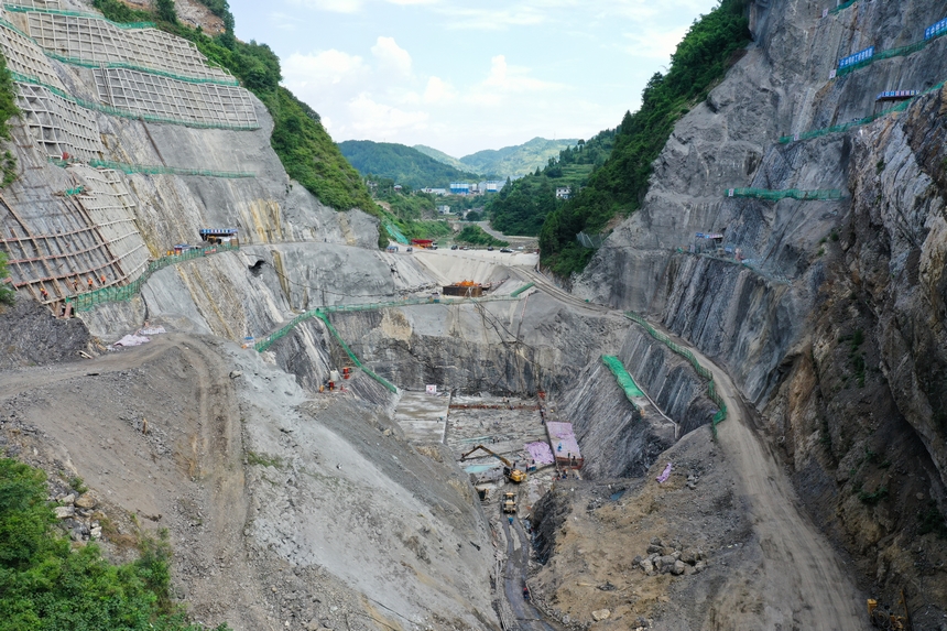 7月28日，貴州省銅仁市思南縣花灘子水庫樞紐工程在進行大壩墊層澆筑準備。