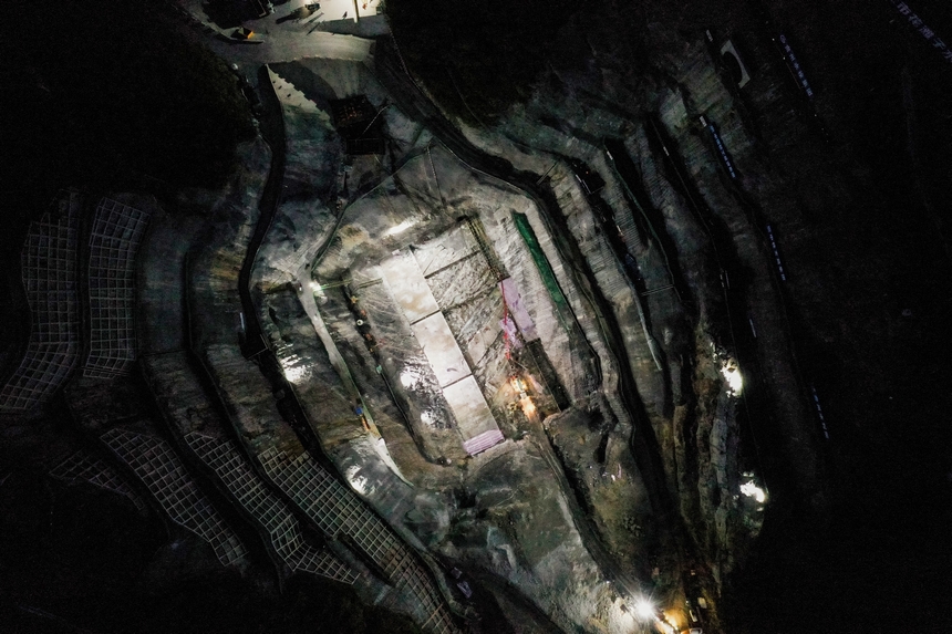 7月28日晚，工人在貴州省銅仁市思南縣花灘子水庫樞紐工程進行大壩墊層澆筑。