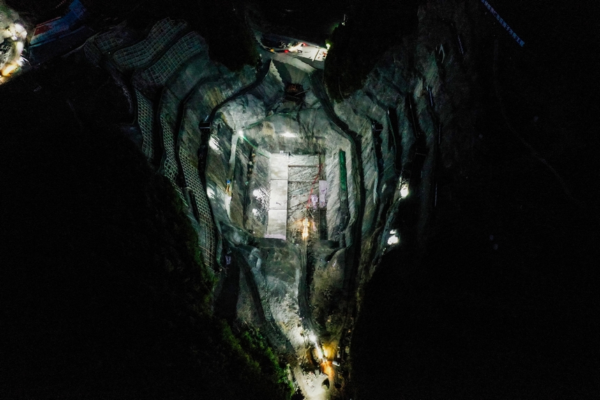 7月28日晚，工人在貴州省銅仁市思南縣花灘子水庫樞紐工程進(jìn)行大壩墊層澆筑。