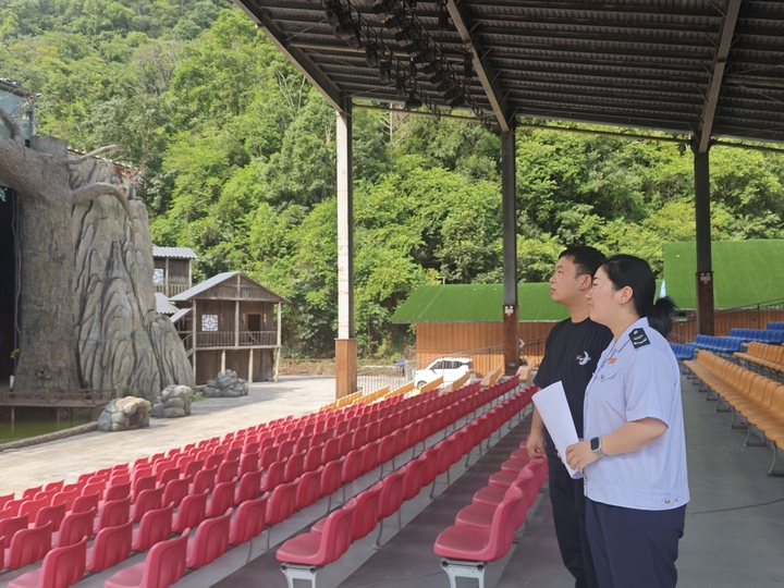 荔波縣稅務局稅務干部走訪研學基地，了解經營情況。