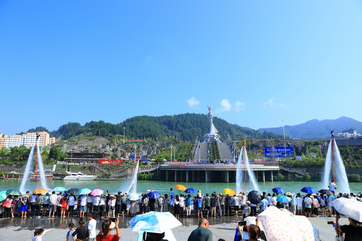 8月1日，劍河縣2025年“六月六”仰阿莎文化節(jié)水上運(yùn)動表演活動現(xiàn)場。楊家孟 攝 (9).JPG