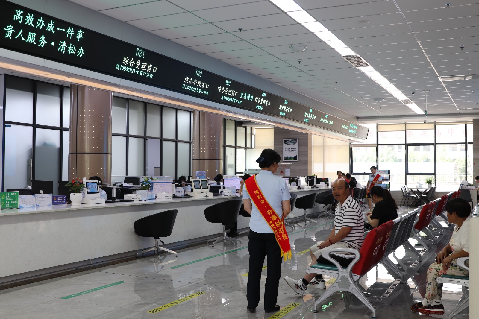 清鎮(zhèn)市政務(wù)服務(wù)中心廳醫(yī)保辦理窗口。  張弘揚(yáng)攝