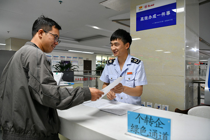 稅務部門設置“個轉企”綠色通道，助力“個轉企”高效快捷辦理。張瑜顯攝