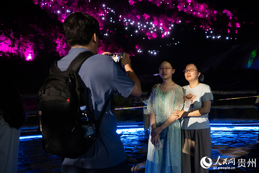 游客在演出現(xiàn)場打卡拍照。人民網(wǎng)記者 涂敏攝