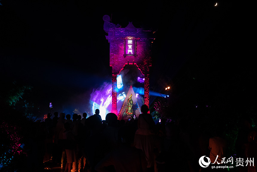 游客在景區內的《大鬧天宮》打卡點打卡。人民網記者 涂敏攝