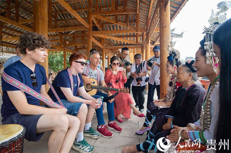歐洲音樂家與侗族大歌國家級代表性傳承人潘薩銀花(右側年長者)交流。人民網 陽茜攝