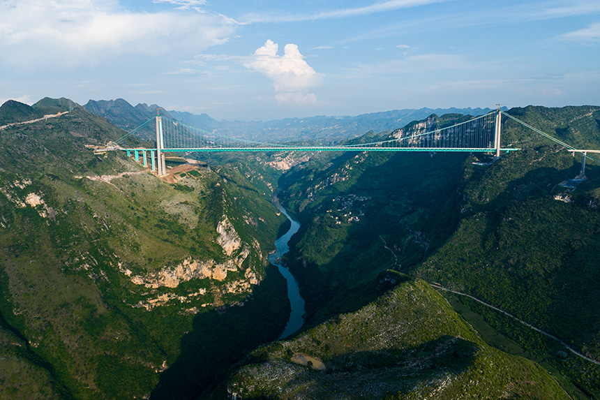 航拍建設中的世界第一高橋花江峽谷大橋。人民網記者 涂敏攝