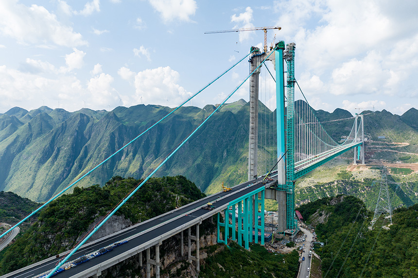 航拍建設中的世界第一高橋花江峽谷大橋。人民網記者 涂敏攝