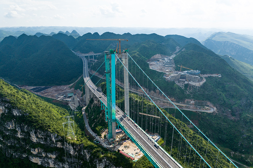 航拍建設中的世界第一高橋花江峽谷大橋。人民網記者 涂敏攝