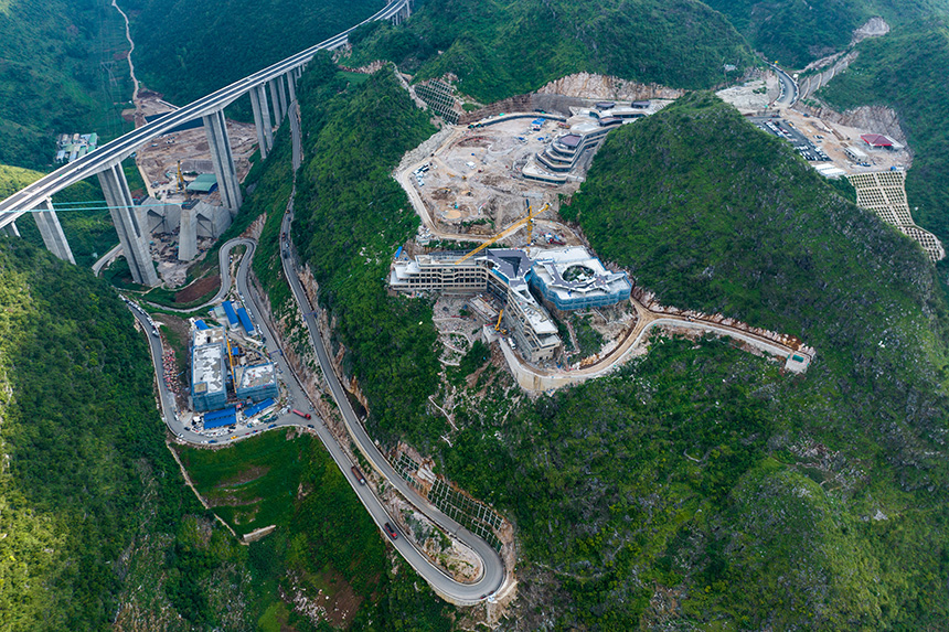 航拍建設中的云渡服務區。人民網記者 涂敏攝