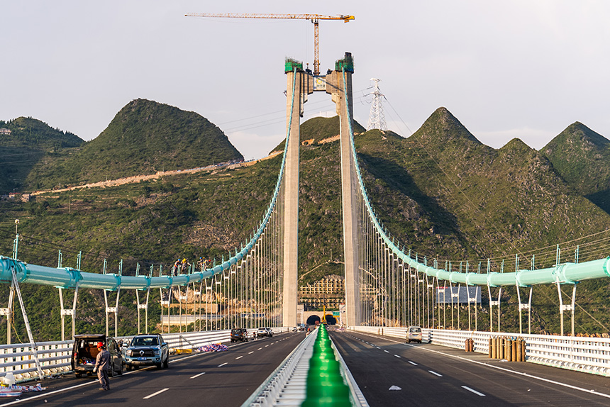 橋上,大橋建設者正在進行涂裝作業。人民網記者 涂敏攝