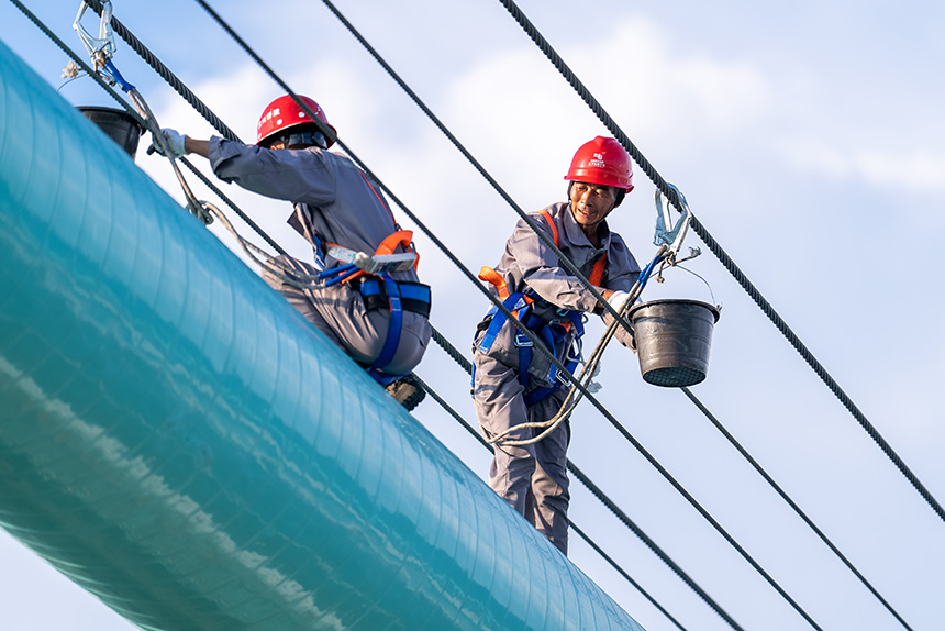 大橋建設者正在進行涂裝作業。人民網記者 涂敏攝
