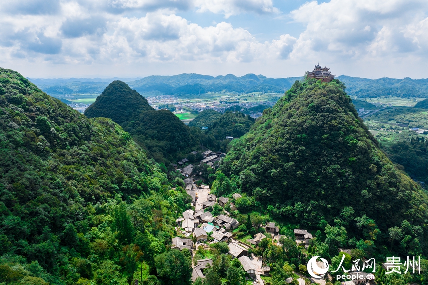 航拍貴州安順云峰屯堡。人民網記者 涂敏攝