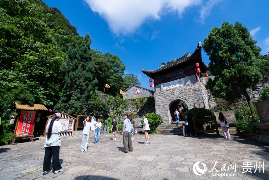 云峰屯堡山門。人民網記者 涂敏攝