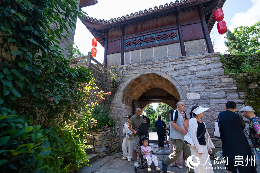 游客在屯堡內游覽。人民網記者 涂敏攝