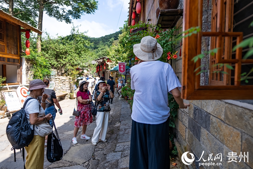 游客在屯堡內打卡拍照。人民網記者 涂敏攝