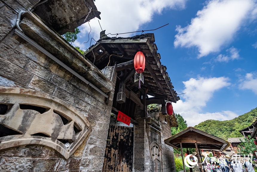 屯堡內的古樸民居。人民網記者 涂敏攝